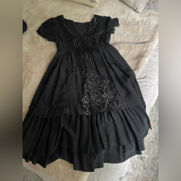 BCBGMaxAzria Black Sleeveless V-Neck dress. Sequin detail - Picture 4 of 8